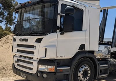 Side view of a Nationwide Hotshots delivery vehicle